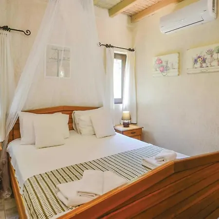 Sleeps 4 Air Con Wifi Villa